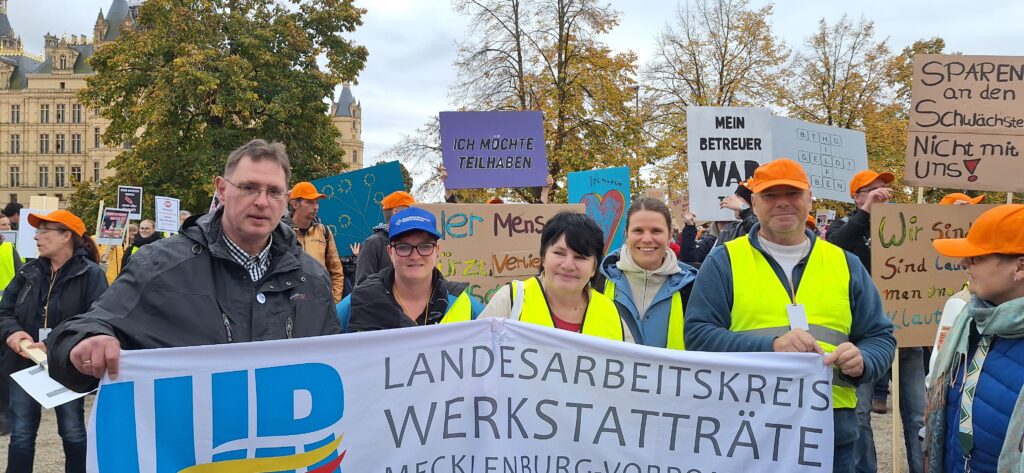 Der Vorstand und die Koordinatorin des LAK WR auf der Demo (Foto: Nico Ernst)