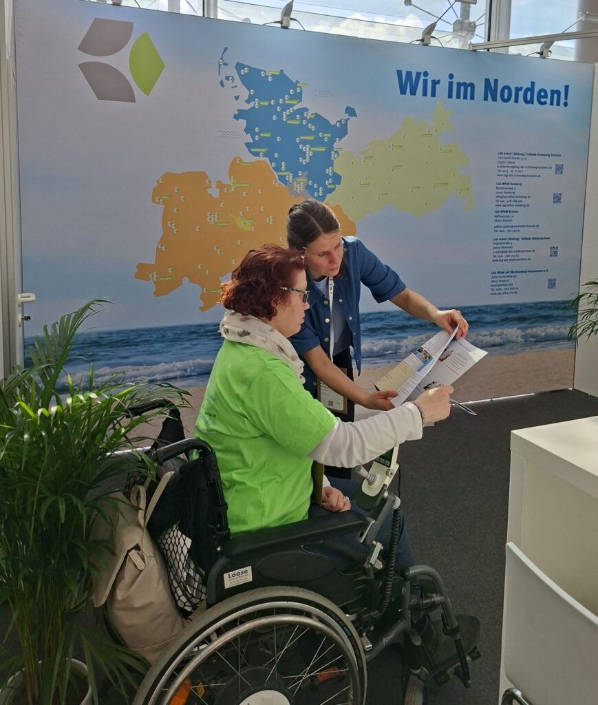 Anna Wels (Koordinatorin des LAK WR) stellt die Zeitung des Landesarbeitskreises der Werkstatträte vor (Foto: Nico Ernst)